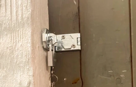 Hangschloss an einer Kellertür