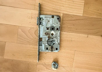 Ausgebauter defekter Schlosskasten