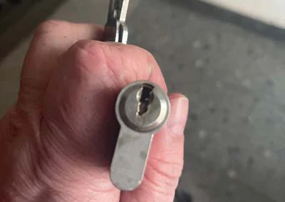 Verklebter Schließzylinder