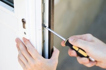 Reparatur am Türrahmen nach einem Einbruch