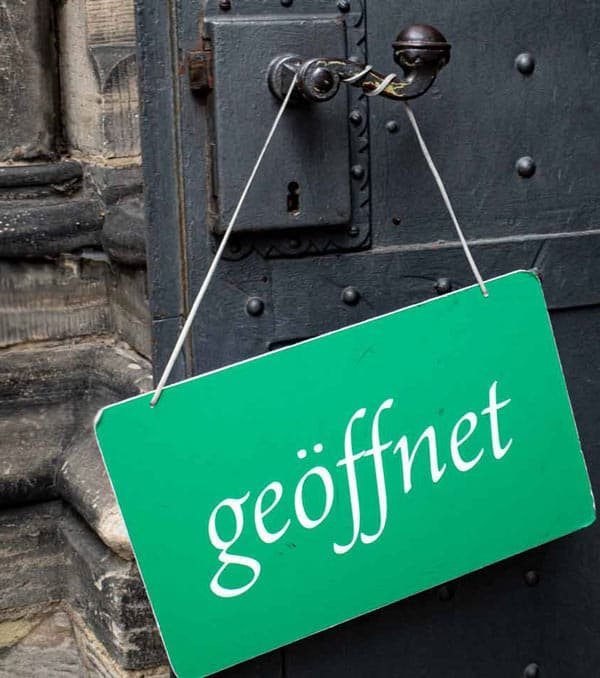 Schild geöffnet an einer alten Tür