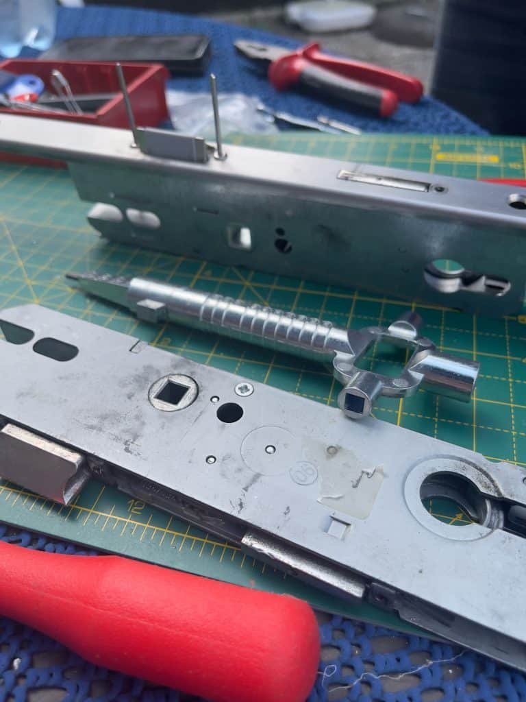 Reparatur einer Mehrfachverriegelung in der Werkstatt
