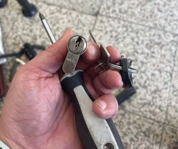 Ausgebauter Zylinder in der Hand